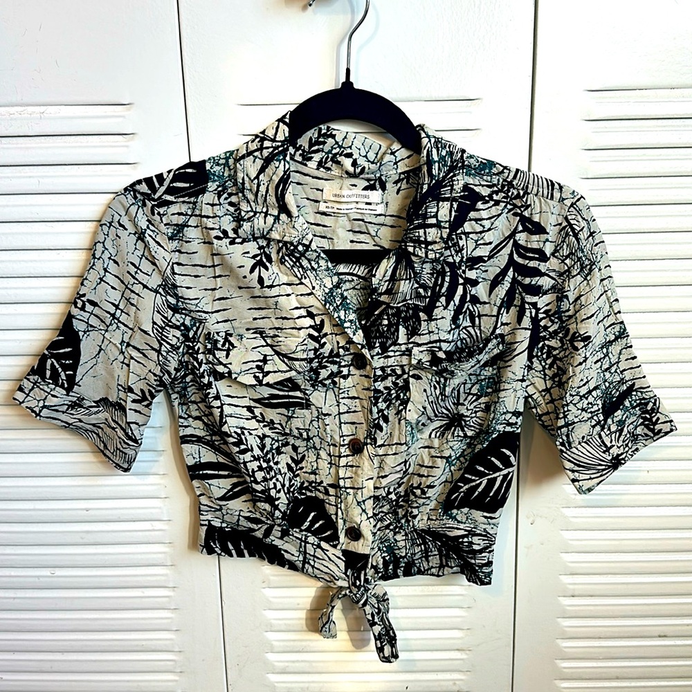 ❌SOLD❌ Urban Outfitters Vintage Cropped Hawaiian T-shirt with Tie XS
